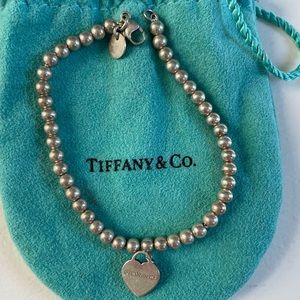 “Return to Tiffany’s”Heart Tag Bead Bracelet
in Silver. With pouch